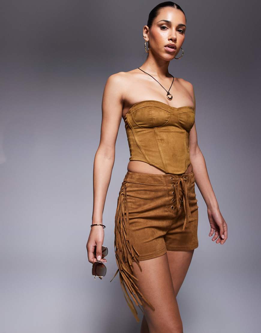 ASOS DESIGN - Figurbetonte Shorts aus Wildlederimitat in Hellbraun mit Fransen ASOS DESIGN - Figurbetonte Shorts aus Wildlederimitat in Hellbraun mit Fransen von ASOS DESIGN