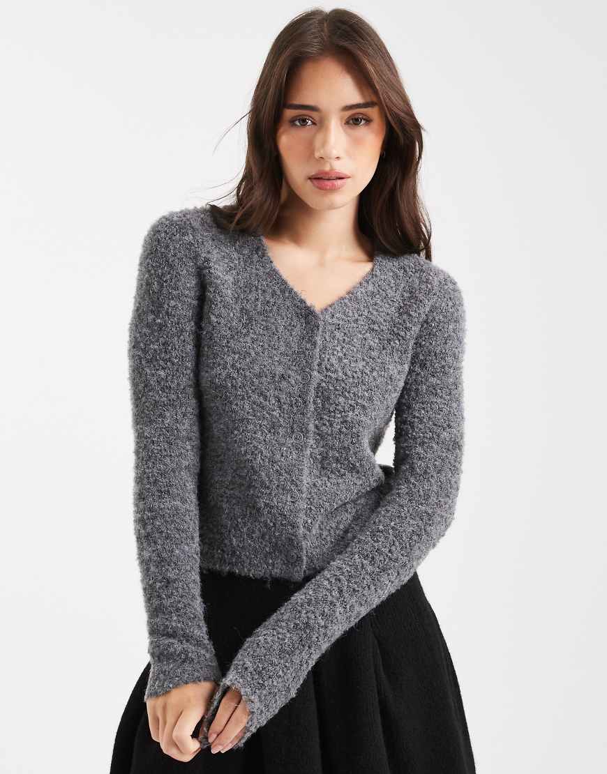 ASOS DESIGN - Figurbetonte Strickjacke aus Bouclé in Anthrazit mit V-Ausschnitt-Grau von ASOS DESIGN