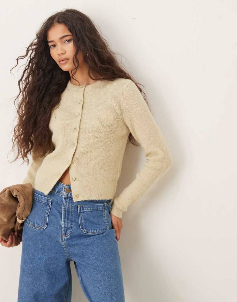 ASOS DESIGN - Knapp geschnittene Strickjacke in Pistaziengrün mit Rundhalsausschnitt von ASOS DESIGN