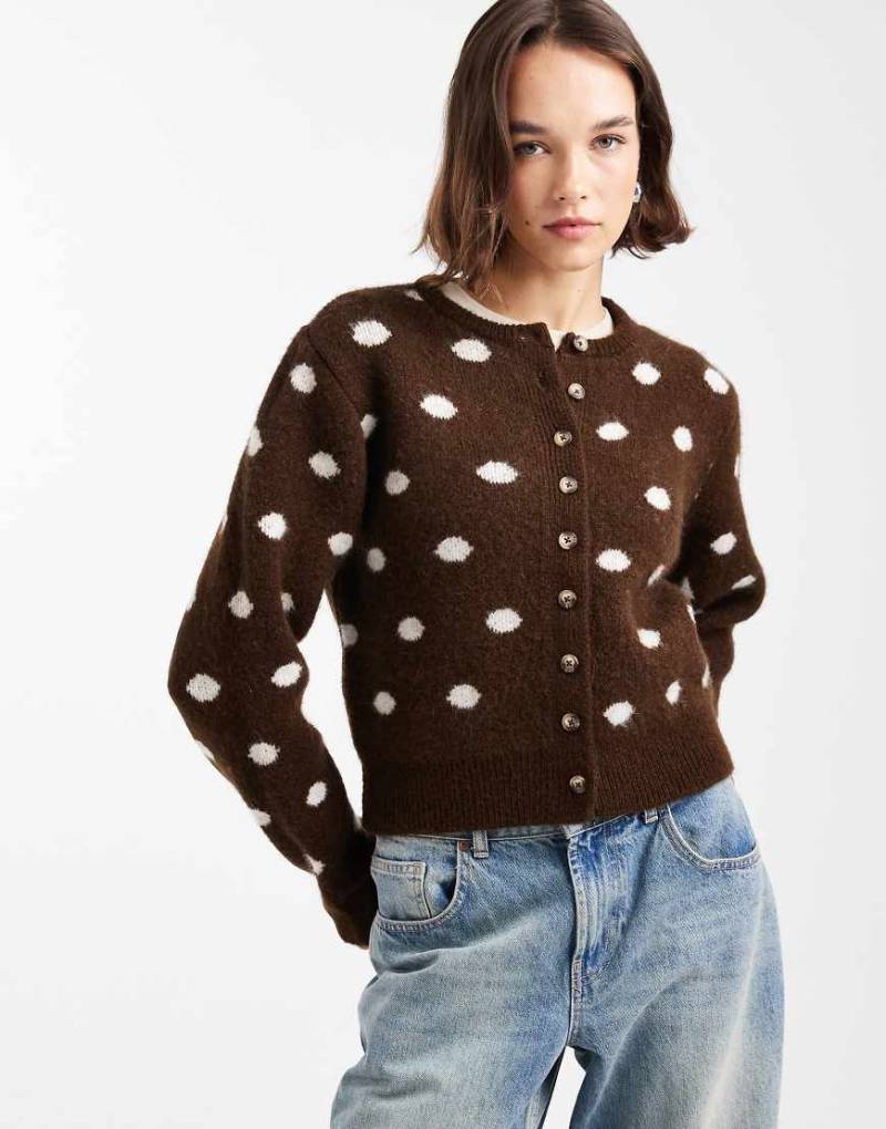 ASOS DESIGN - Figurbetonte Strickjacke in Braun mit Polka Dots-Brown von ASOS DESIGN