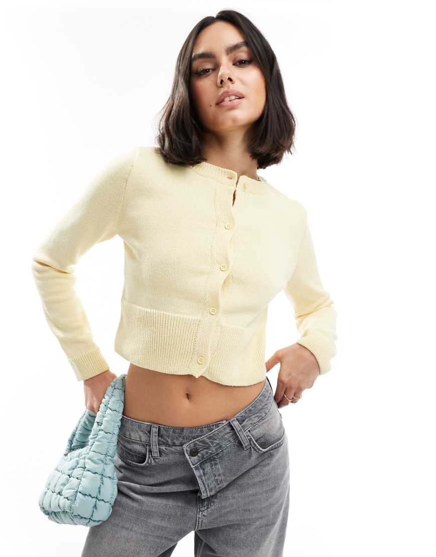 ASOS DESIGN - Figurbetonte Strickjacke in Buttermilchgelb von ASOS DESIGN