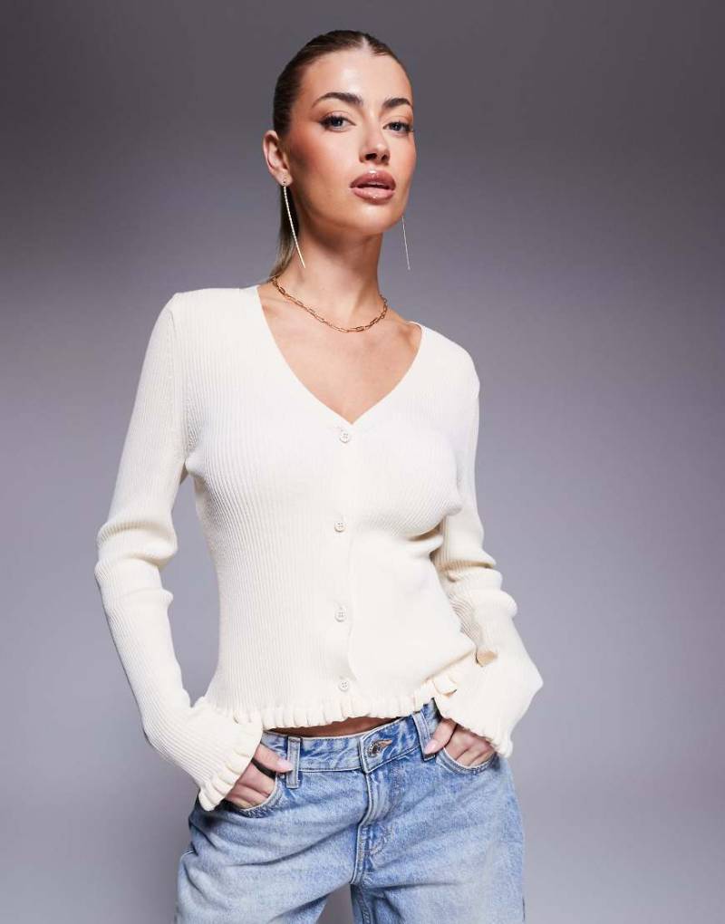 ASOS DESIGN - Figurbetonte Strickjacke in Ecru mit Rüschensaum-Rot von ASOS DESIGN