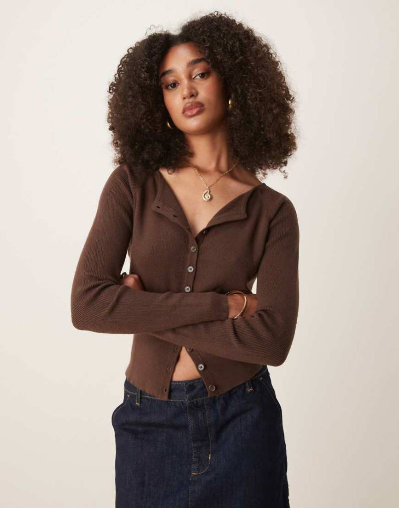 ASOS DESIGN - Figurbetonte, gerippte Strickjacke in Schokobraun von ASOS DESIGN