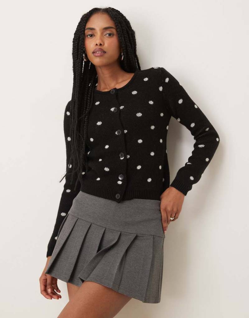 ASOS DESIGN - Figurbetonte Strickjacke in Schwarzweiß mit Punktemuster von ASOS DESIGN