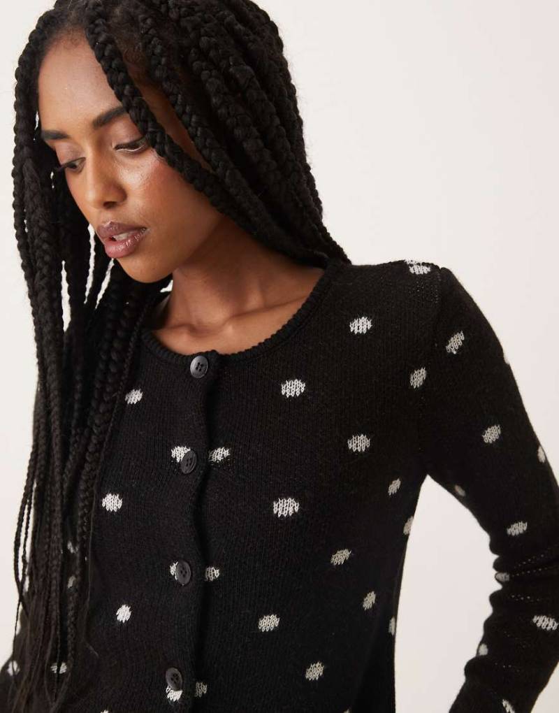 ASOS DESIGN - Figurbetonte Strickjacke in Schwarzweiß mit Punktemuster von ASOS DESIGN