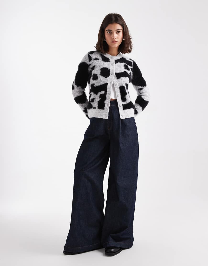 ASOS DESIGN - Figurbetonte Strickjacke in Schwarzweiß mit Tierfellmuster-Bunt ASOS DESIGN - Figurbetonte Strickjacke in Schwarzweiß mit Tierfellmuster-Bunt von ASOS DESIGN