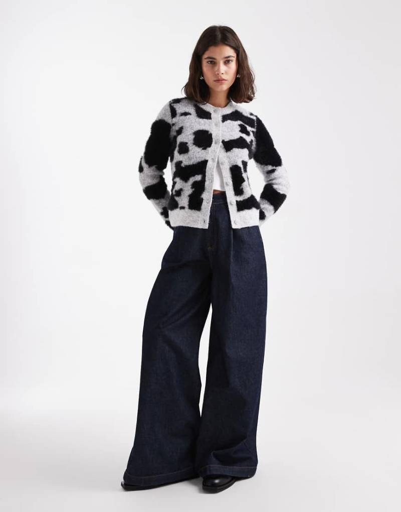 ASOS DESIGN - Figurbetonte Strickjacke in Schwarzweiß mit Tierfellmuster-Bunt ASOS DESIGN - Figurbetonte Strickjacke in Schwarzweiß mit Tierfellmuster-Bunt von ASOS DESIGN