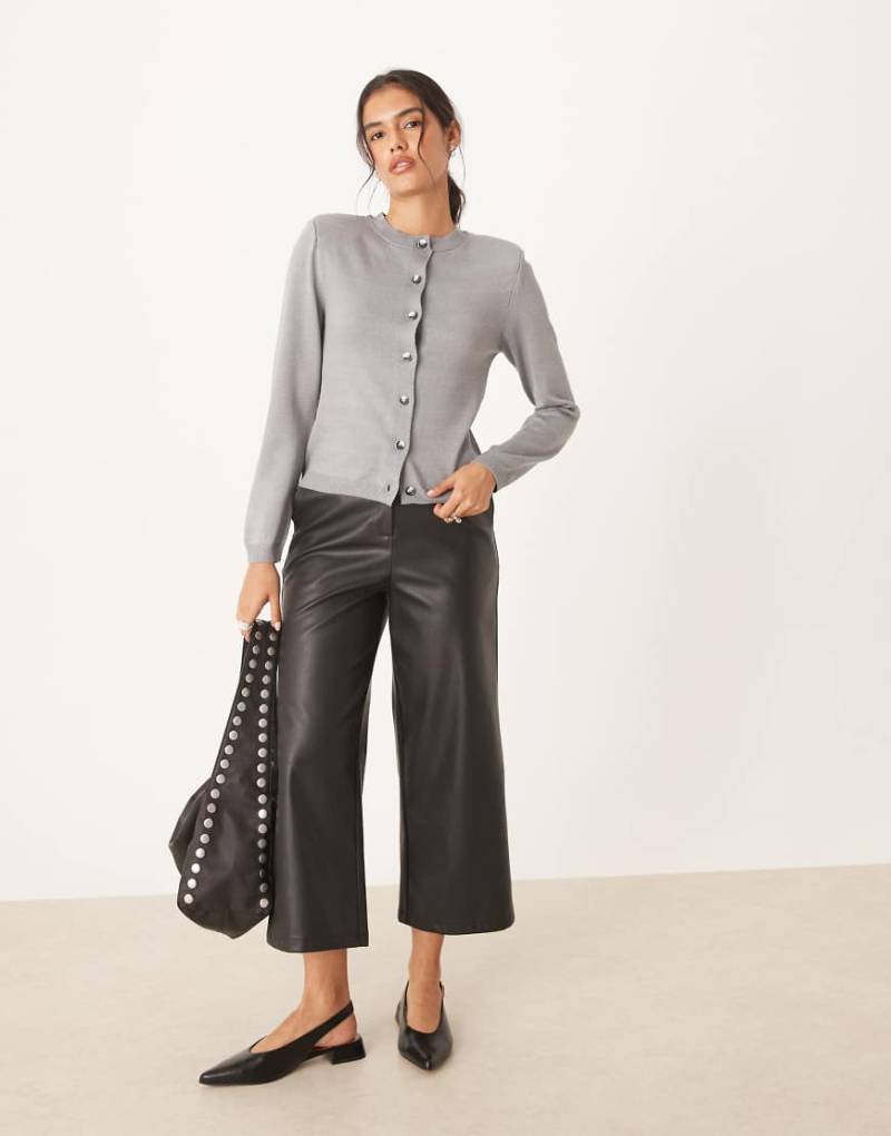 ASOS DESIGN - Figurbetonte Strickjacke in meliertem Grau mit Schulterpolstern von ASOS DESIGN