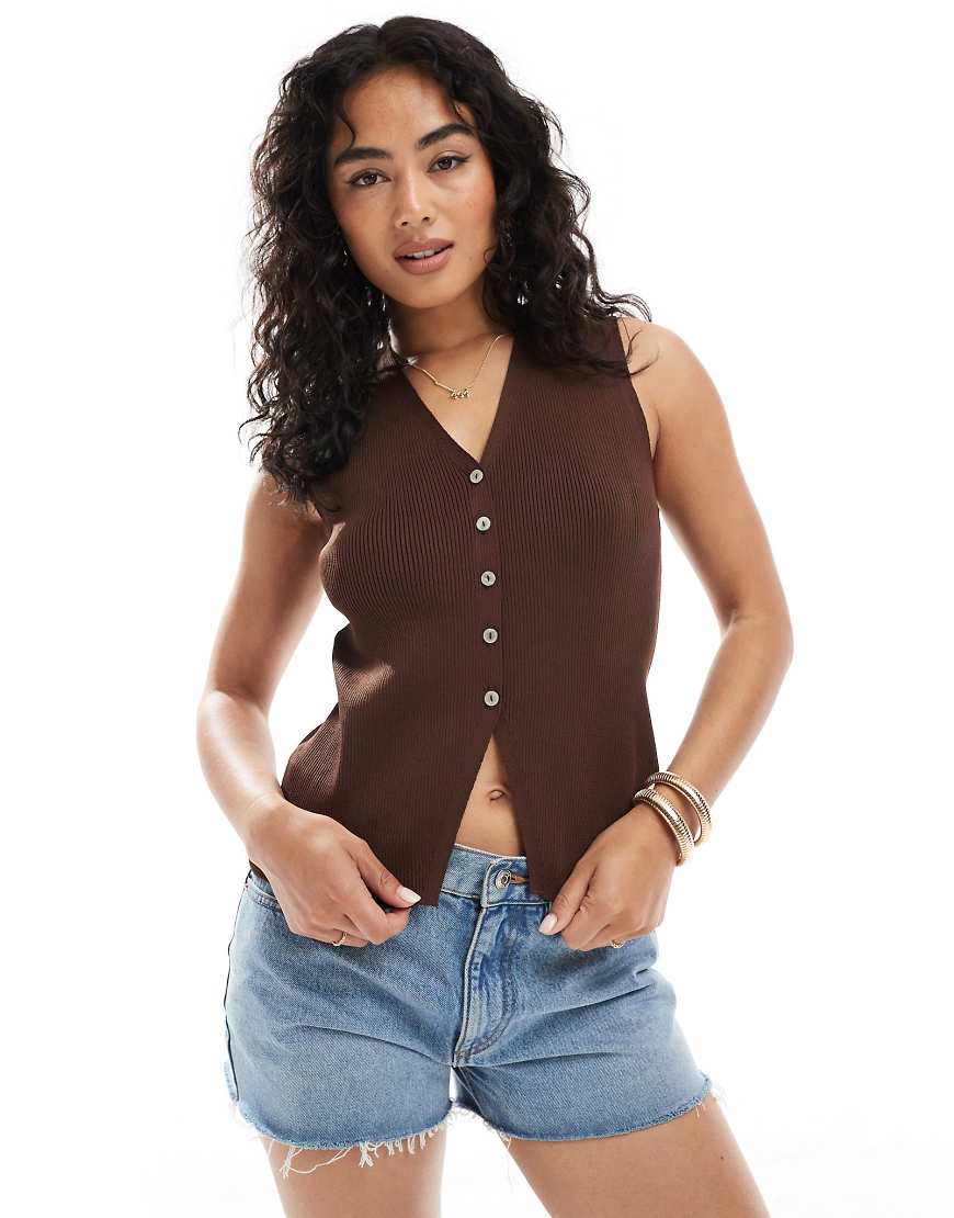 ASOS DESIGN - Figurbetonte Weste in Braun mit Schlitz vorne ASOS DESIGN - Figurbetonte Weste in Braun mit Schlitz vorne von ASOS DESIGN