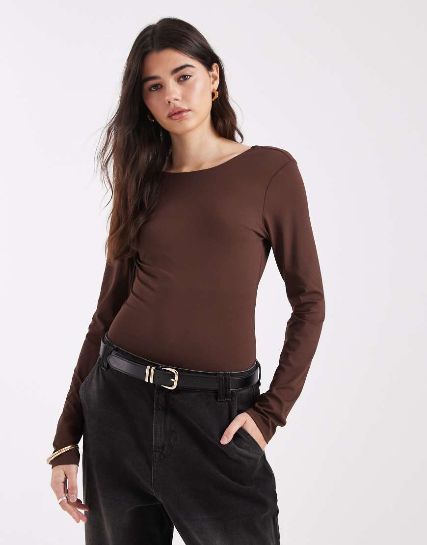 ASOS DESIGN - Figurbetonter, langärmliger Polyamid-Body in Schokobraun mit Rückenausschnitt-Brown von ASOS DESIGN