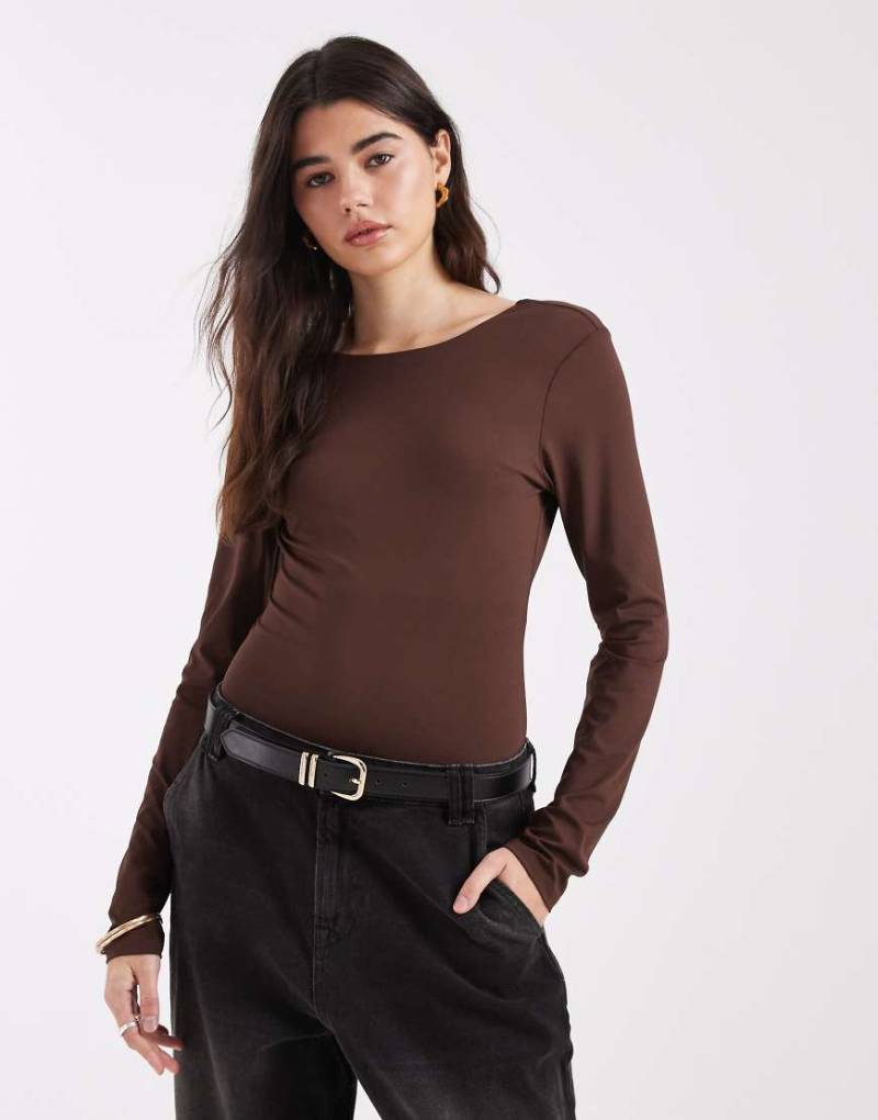 ASOS DESIGN - Figurbetonter, langärmliger Polyamid-Body in Schokobraun mit Rückenausschnitt-Brown von ASOS DESIGN