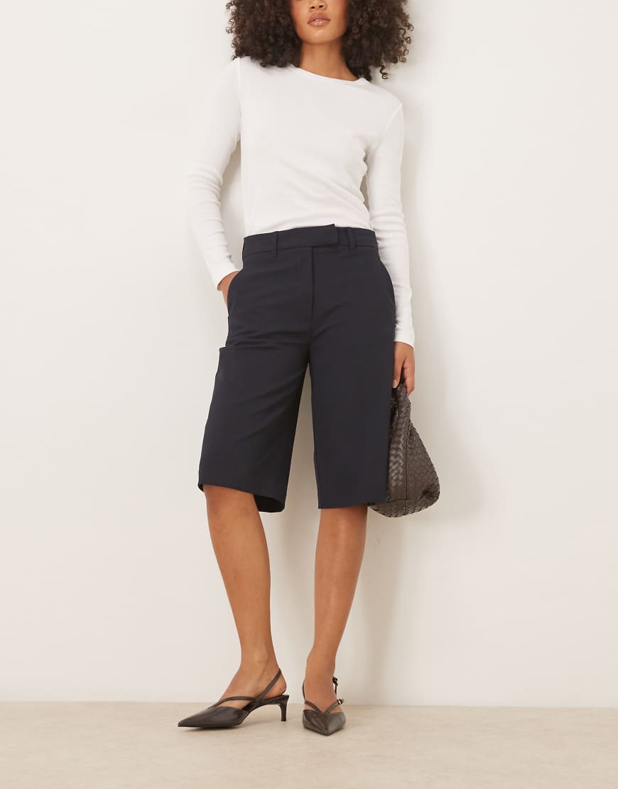 ASOS DESIGN - Figurbetonter, schlichter Hosenrock in Marineblau ASOS DESIGN - Figurbetonter, schlichter Hosenrock in Marineblau von ASOS DESIGN