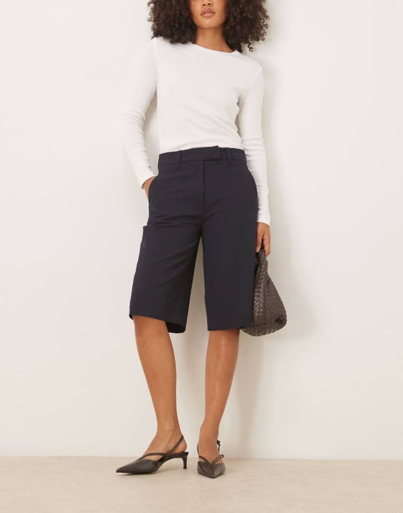 ASOS DESIGN - Figurbetonter, schlichter Hosenrock in Marineblau ASOS DESIGN - Figurbetonter, schlichter Hosenrock in Marineblau von ASOS DESIGN