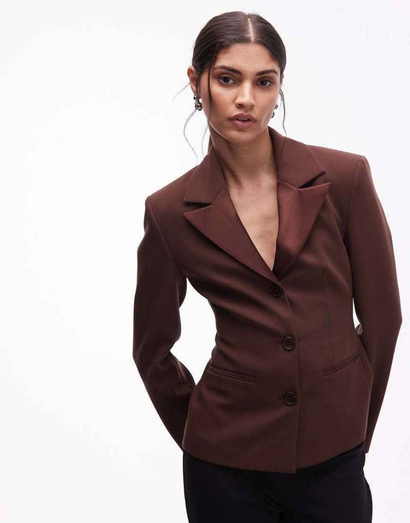 ASOS DESIGN - Figurbetonter Blazer in Schokobraun mit kontrastierendem Revers-Brown von ASOS DESIGN