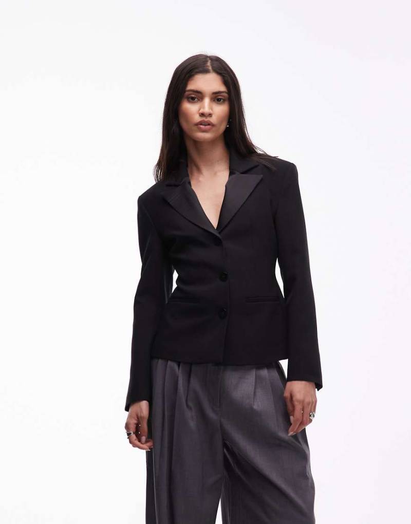 ASOS DESIGN - Figurbetonter Blazer in Schwarz mit kontrastierendem Revers von ASOS DESIGN