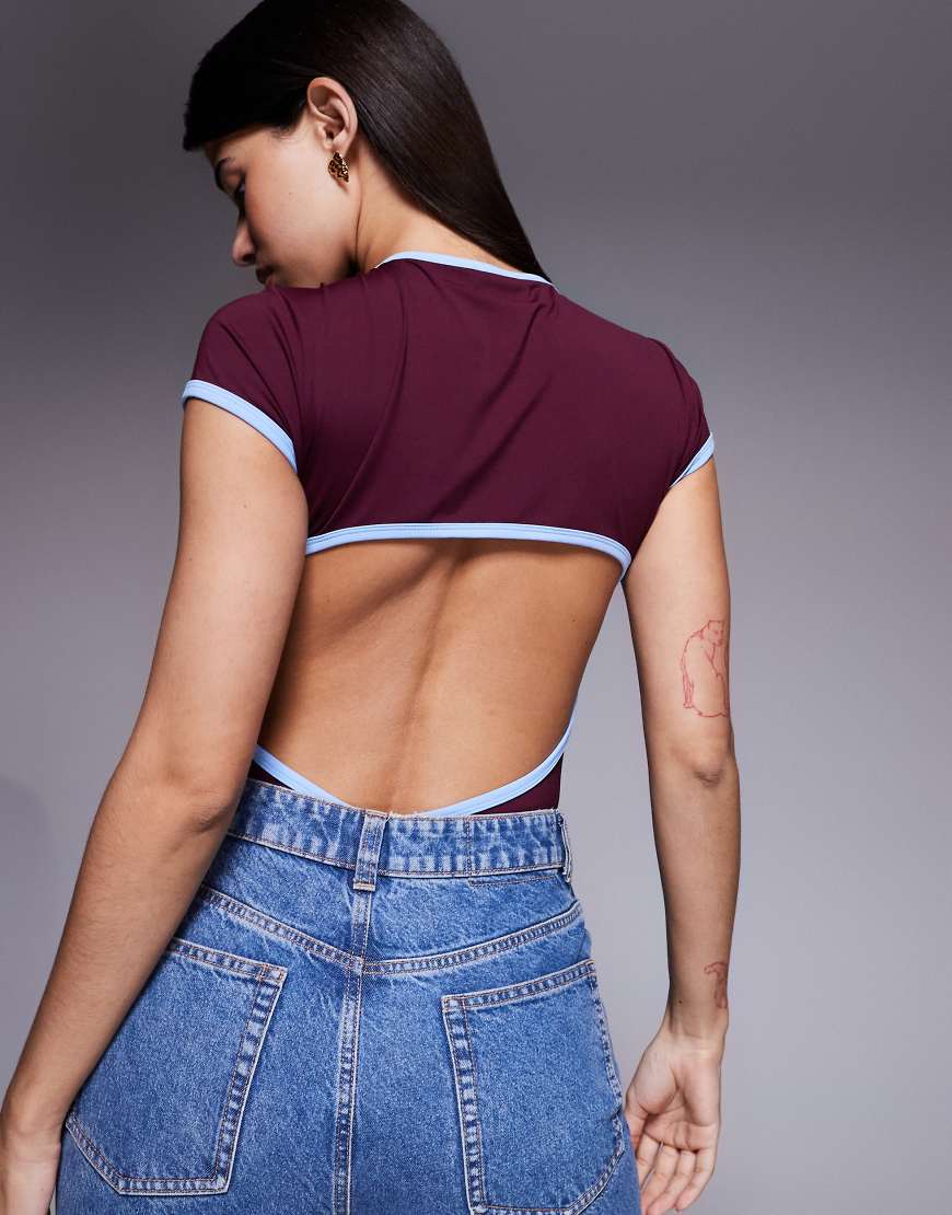 ASOS DESIGN - Eng anliegender Body aus Polyamid in Beerenrot mit kontrastierender blauer Paspelierung und Rückenausschnitt von ASOS DESIGN