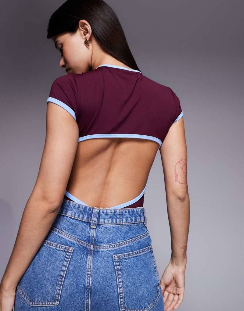 ASOS DESIGN - Eng anliegender Body aus Polyamid in Beerenrot mit kontrastierender blauer Paspelierung und Rückenausschnitt von ASOS DESIGN