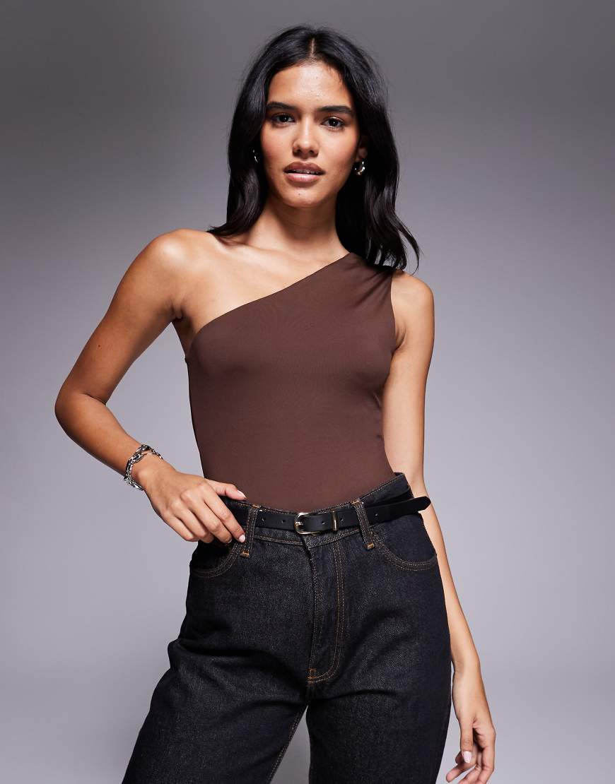 ASOS DESIGN - Figurbetonter Body aus Polyamid in Schokobraun mit One-Shoulder-Träger-Brown von ASOS DESIGN