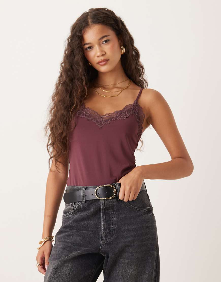 ASOS DESIGN - Figurbetonter Body in Beerenrot mit Spitzenborte-Lila von ASOS DESIGN