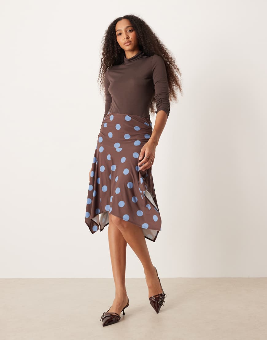 ASOS DESIGN - Figurbetonter Rock in Braun mit Zipfelsaum und Polka Dots-Bunt von ASOS DESIGN