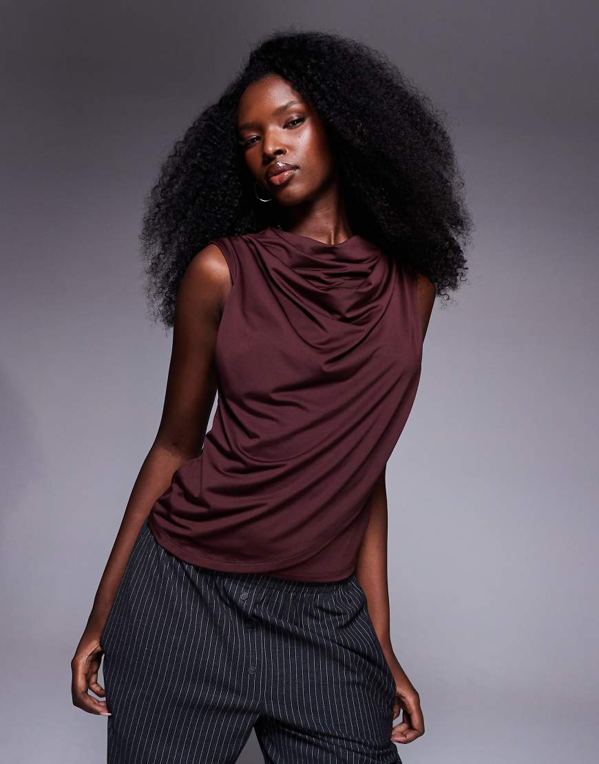 ASOS DESIGN - Geschmeidiges Tanktop in Beerenrot mit Wasserfallausschnitt und drapierter Wickelfront-Lila von ASOS DESIGN