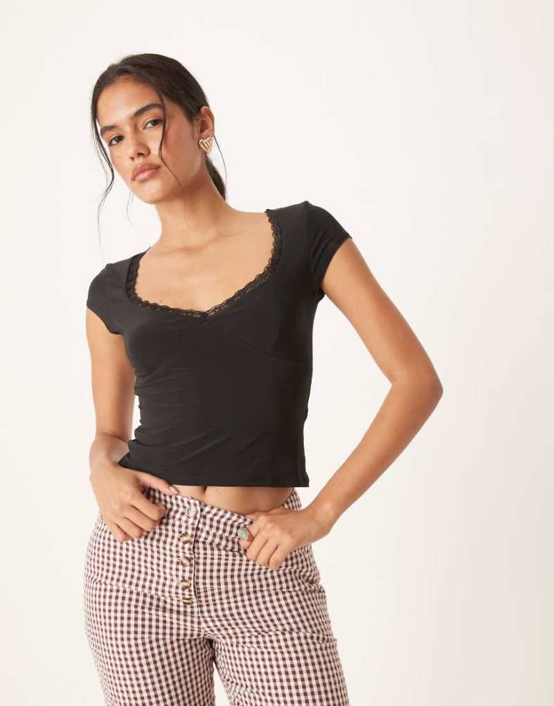 ASOS DESIGN - Anschmiegsames, kurzärmliges Oberteil in Schwarz mit Spitzenborte ASOS DESIGN - Anschmiegsames, kurzärmliges Oberteil in Schwarz mit Spitzenborte von ASOS DESIGN