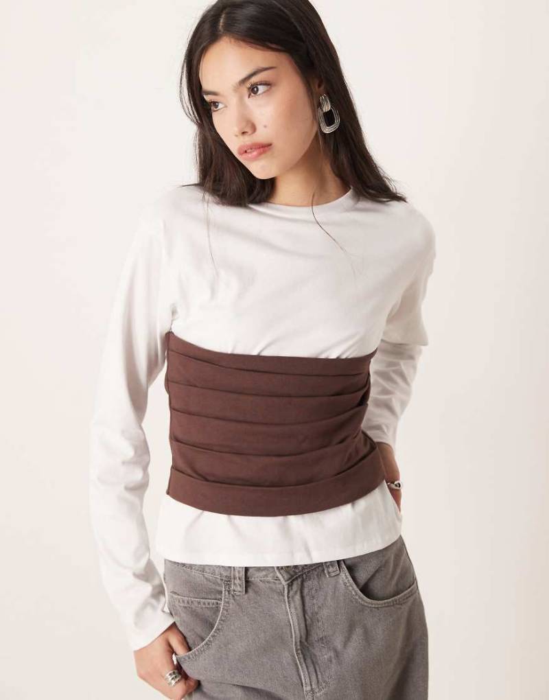 ASOS DESIGN - Figurbetontes, langärmliges T-Shirt mit Taillendesign in Creme und Schokobraun-Bunt von ASOS DESIGN