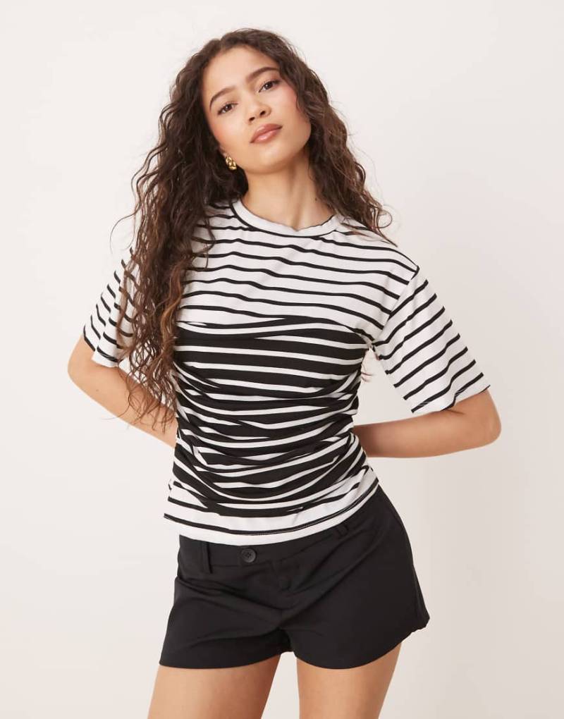 ASOS DESIGN - Figurbetontes, schwarz-weiß gestreiftes T-Shirt mit Taillendetail-Bunt ASOS DESIGN - Figurbetontes, schwarz-weiß gestreiftes T-Shirt mit Taillendetail-Bunt von ASOS DESIGN