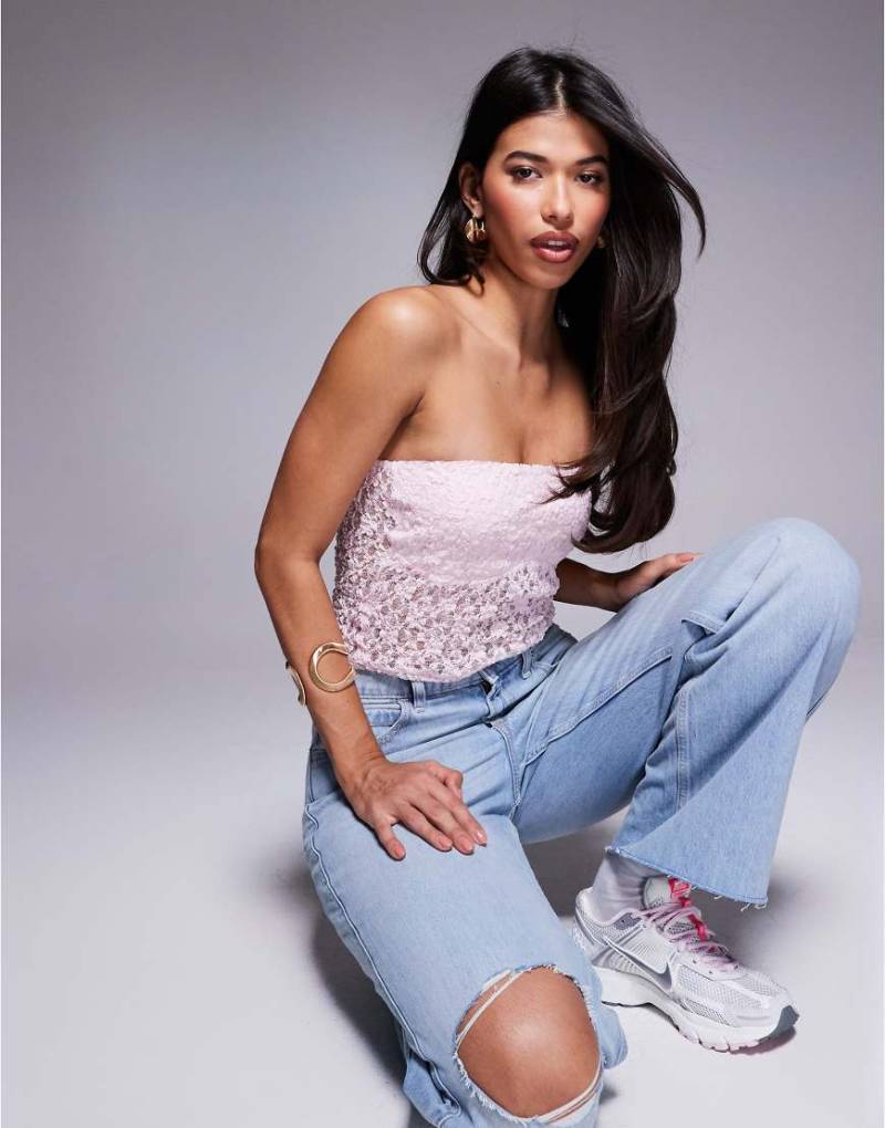 ASOS DESIGN - Figurbetontes, trägerloses Oberteil aus Spitze in Hellrosa von ASOS DESIGN