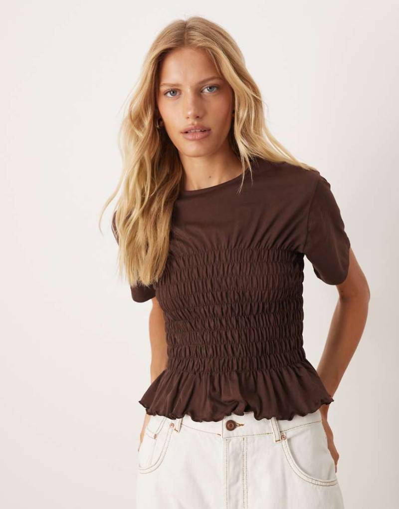ASOS DESIGN - Figurbetontes T-Shirt aus Baumwolle in Schokobraun mit gesmokter Taille-Brown von ASOS DESIGN