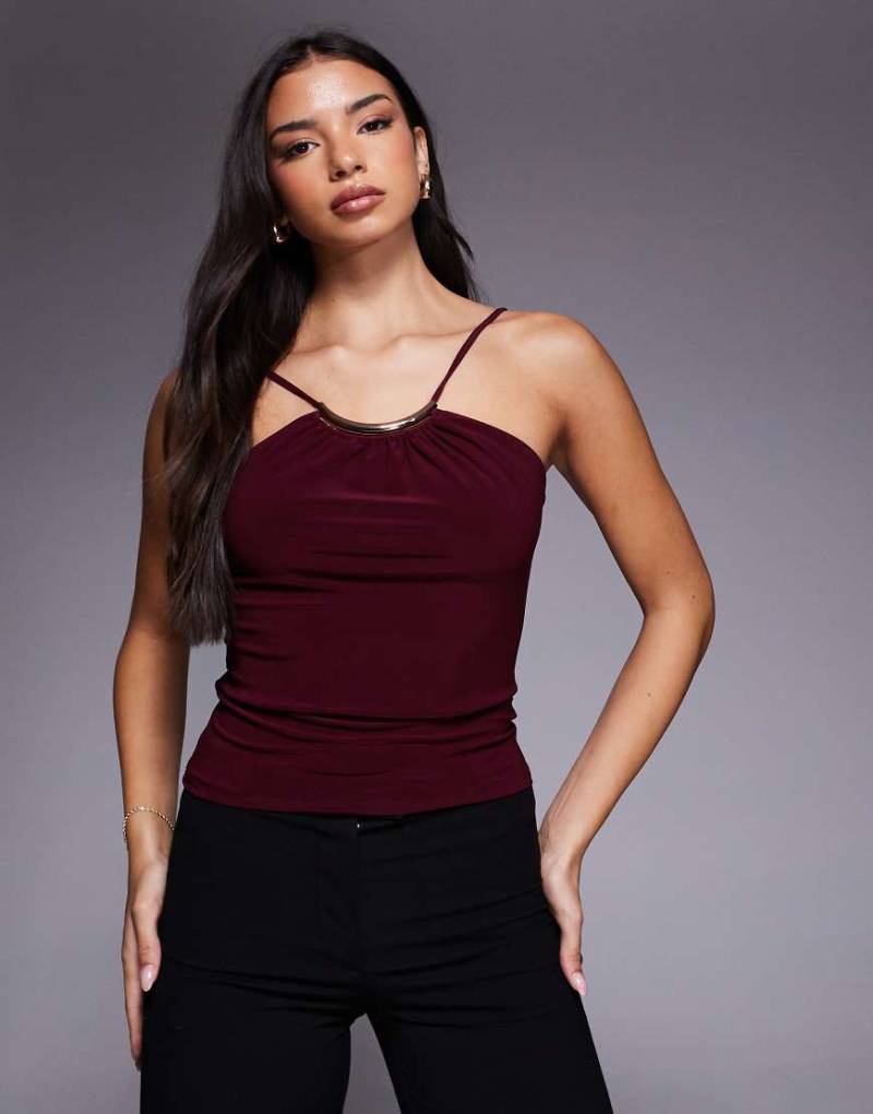 ASOS DESIGN - Figurbetontes Camisole-Oberteil in Burgunderrot mit halbmondförmigem Metalldetail von ASOS DESIGN