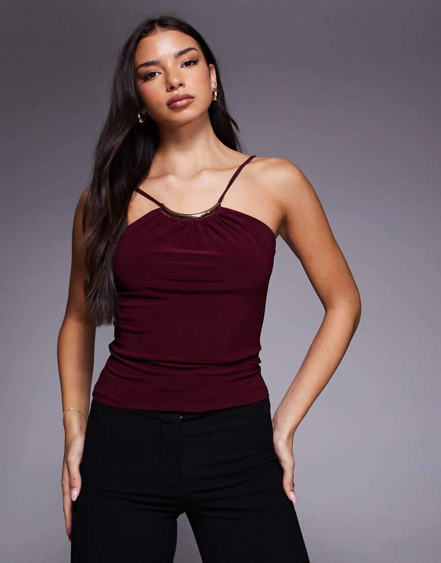 ASOS DESIGN - Figurbetontes Camisole-Oberteil in Burgunderrot mit halbmondförmigem Metalldetail von ASOS DESIGN