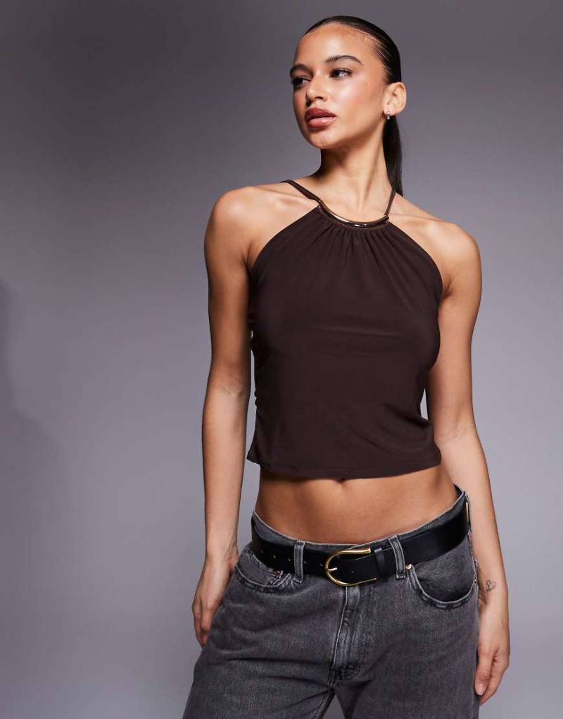 ASOS DESIGN - Figurbetontes Camisole-Oberteil in Schokobraun mit halbmondförmigem Metalldetail-Brown von ASOS DESIGN