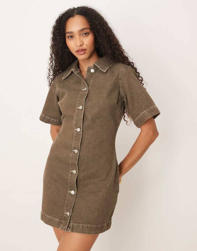 ASOS DESIGN - Figurbetontes Jeans-Hemdkleid in Olivgrün von ASOS DESIGN