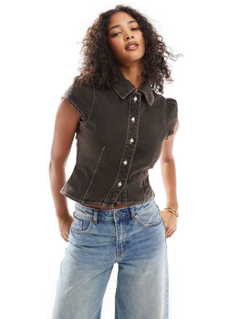 ASOS DESIGN - Figurbetontes Jeanshemd in brauner Tönung ASOS DESIGN - Figurbetontes Jeanshemd in brauner Tönung von ASOS DESIGN