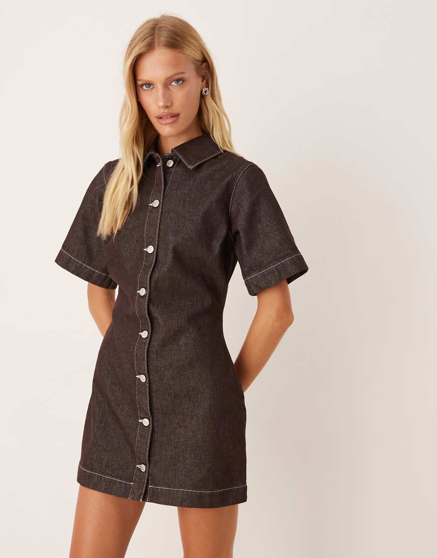ASOS DESIGN - Figurbetontes Jeanshemdkleid in dunklem Schokobraun-Brown ASOS DESIGN - Figurbetontes Jeanshemdkleid in dunklem Schokobraun-Brown von ASOS DESIGN
