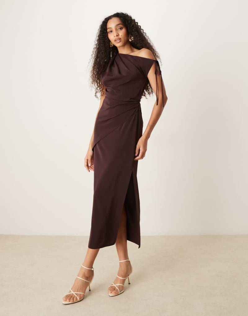 ASOS DESIGN - Figurbetontes Midikleid in Schokobraun mit abfallender Schulterpartie und Bindedetail von ASOS DESIGN