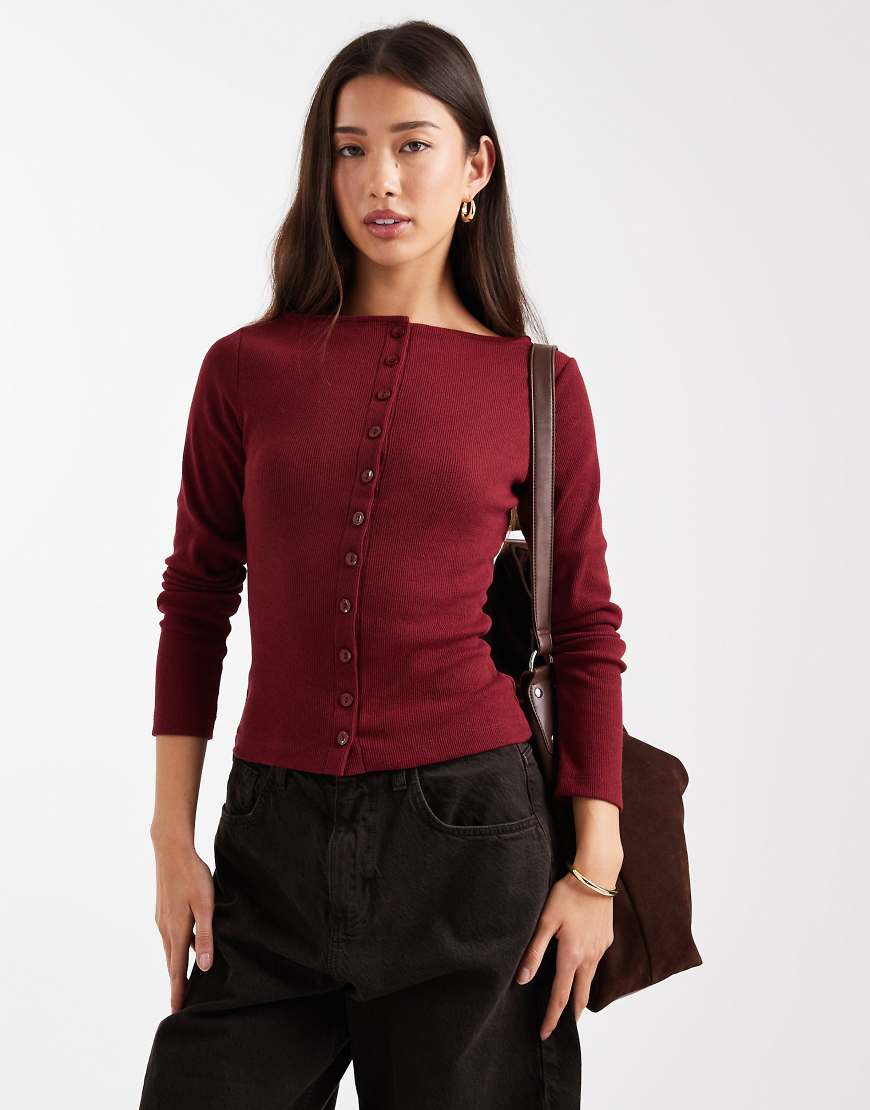 ASOS DESIGN - Figurbetontes Oberteil in Burgunderrot mit Knopfleiste und feiner Rippenstruktur von ASOS DESIGN