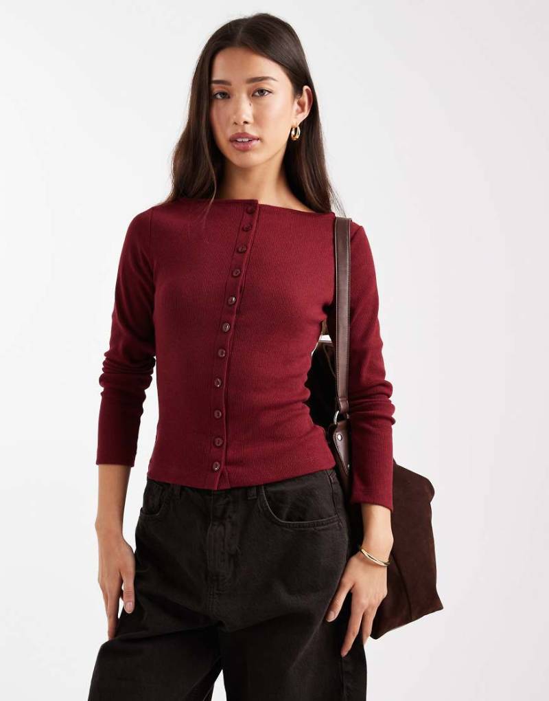 ASOS DESIGN - Figurbetontes Oberteil in Burgunderrot mit Knopfleiste und feiner Rippenstruktur von ASOS DESIGN