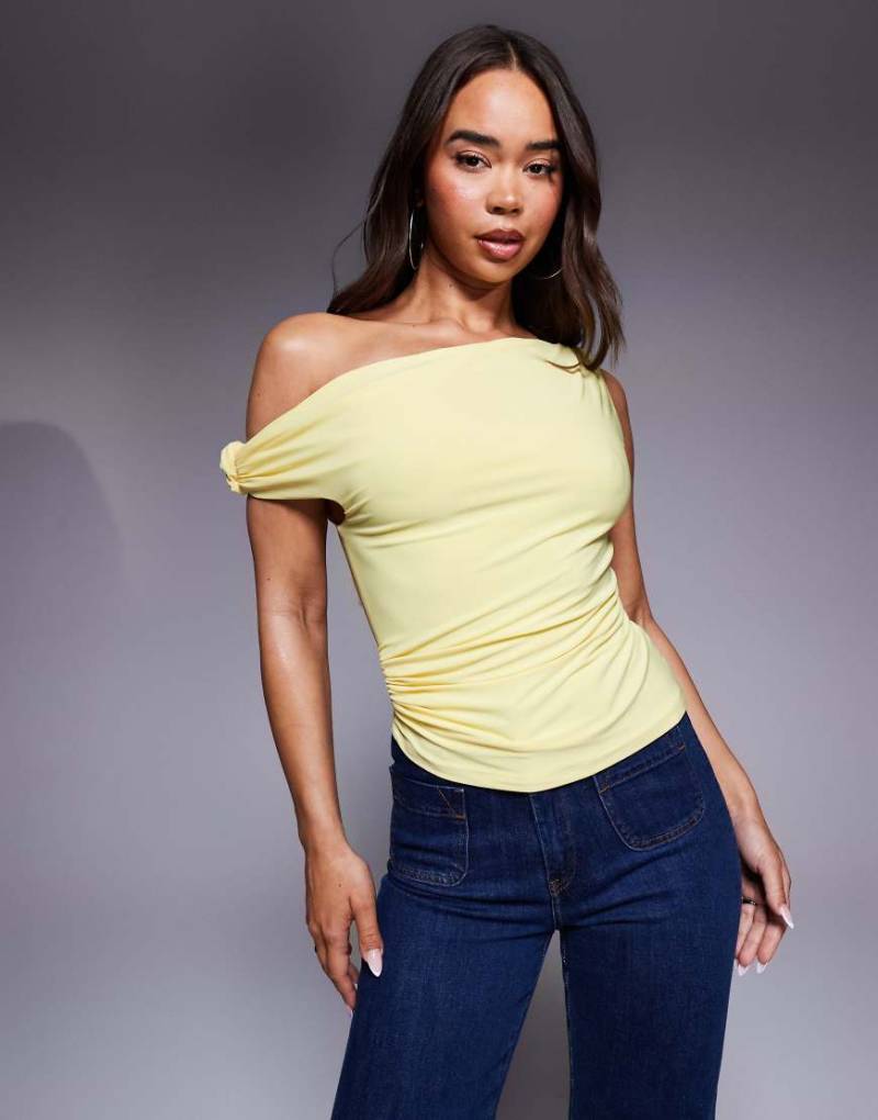 ASOS DESIGN - Figurbetontes Oberteil in Gelb mit geknotetem Träger und asymmetrischem Saum von ASOS DESIGN
