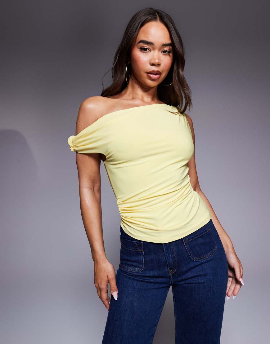 ASOS DESIGN - Figurbetontes Oberteil in Gelb mit geknotetem Träger und asymmetrischem Saum ASOS DESIGN - Figurbetontes Oberteil in Gelb mit geknotetem Träger und asymmetrischem Saum von ASOS DESIGN