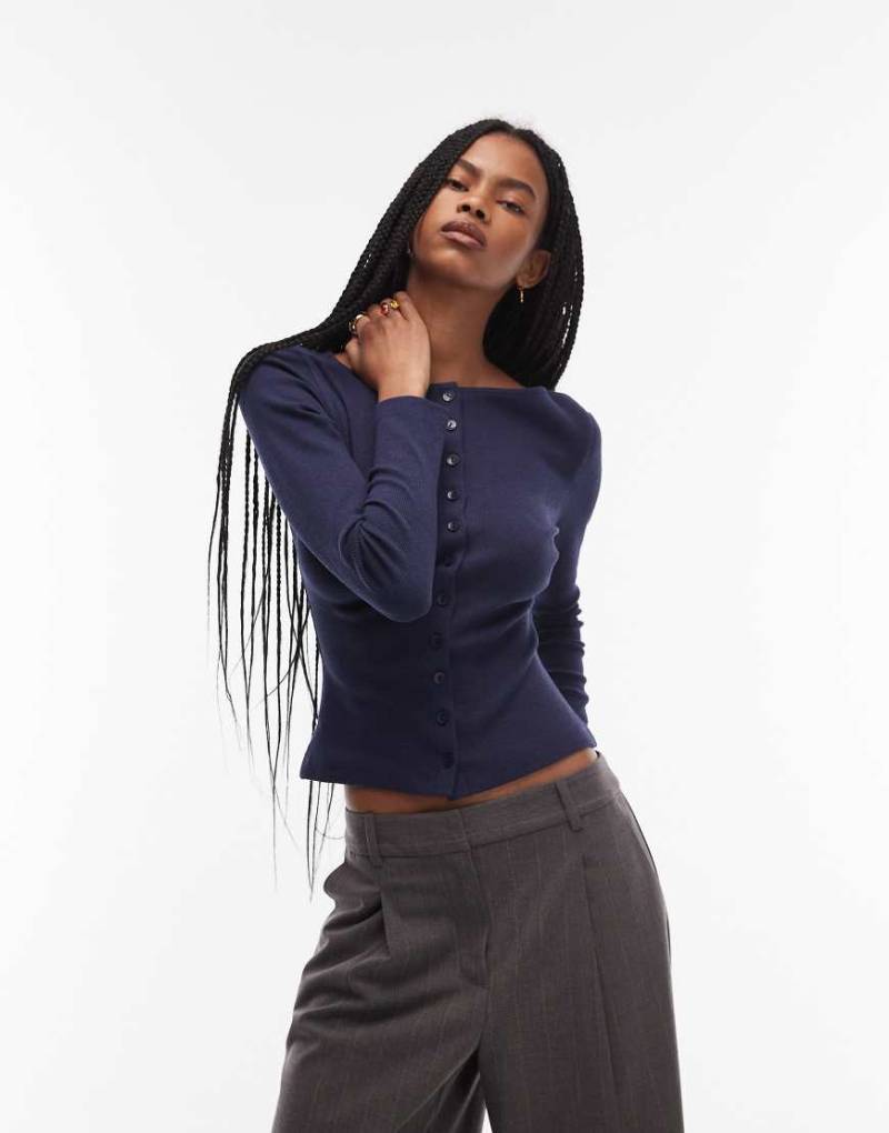 ASOS DESIGN - Figurbetontes Oberteil in Marineblau mit Knopfleiste und feiner Rippenstruktur von ASOS DESIGN