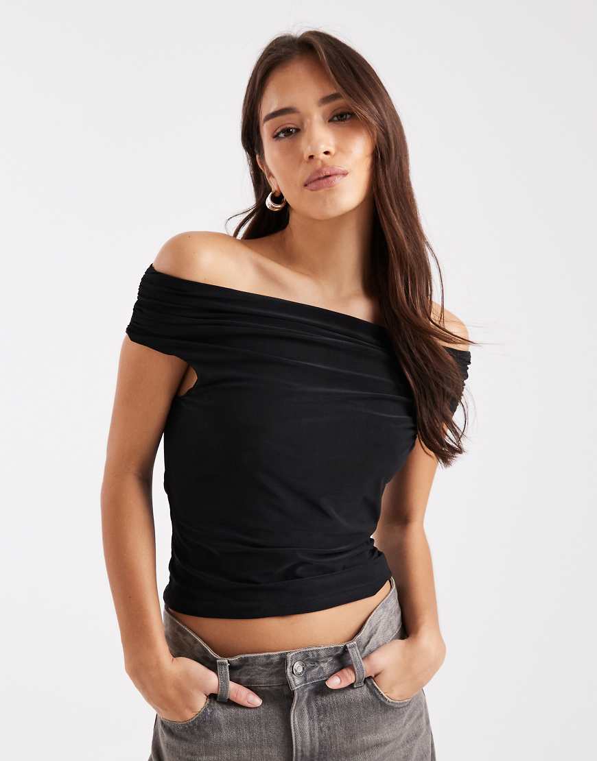 ASOS DESIGN - Figurbetontes Oberteil in Schwarz mit Raffung und Carmen-Ausschnitt von ASOS DESIGN