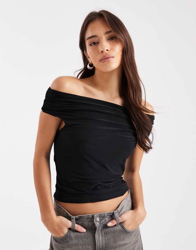 ASOS DESIGN - Figurbetontes Oberteil in Schwarz mit Raffung und Carmen-Ausschnitt von ASOS DESIGN