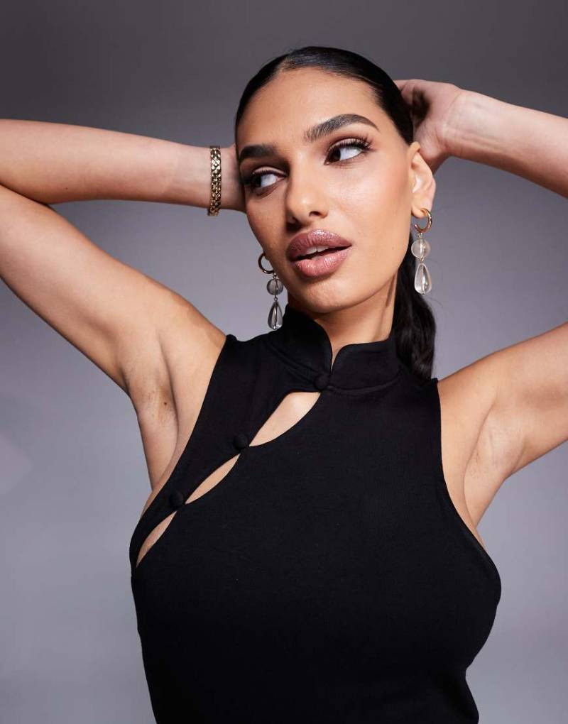 ASOS DESIGN - Figurbetontes Oberteil in Schwarz mit Ringerrücken und Knopfleiste mit Rouleau-Schlaufen von ASOS DESIGN