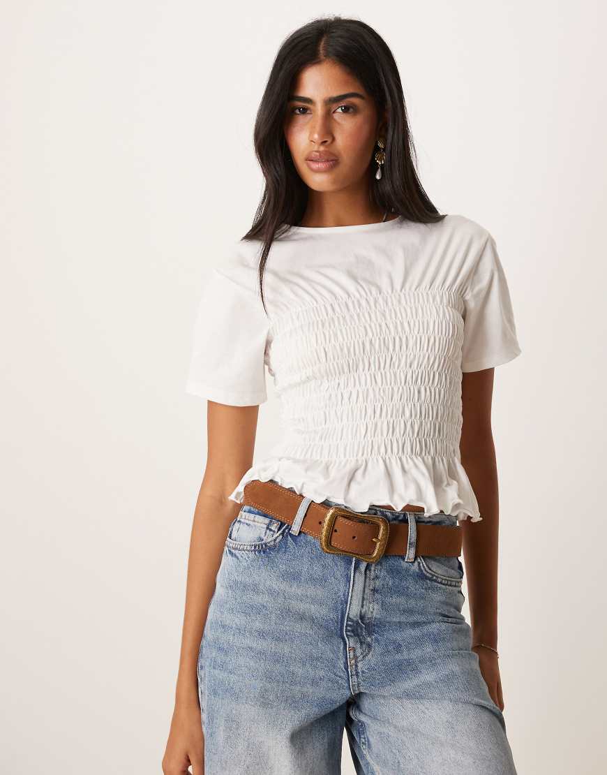 ASOS DESIGN - Figurbetontes T-Shirt aus Baumwolle in Elfenbeinweiß mit gesmokter Taillenpartie ASOS DESIGN - Figurbetontes T-Shirt aus Baumwolle in Elfenbeinweiß mit gesmokter Taillenpartie von ASOS DESIGN