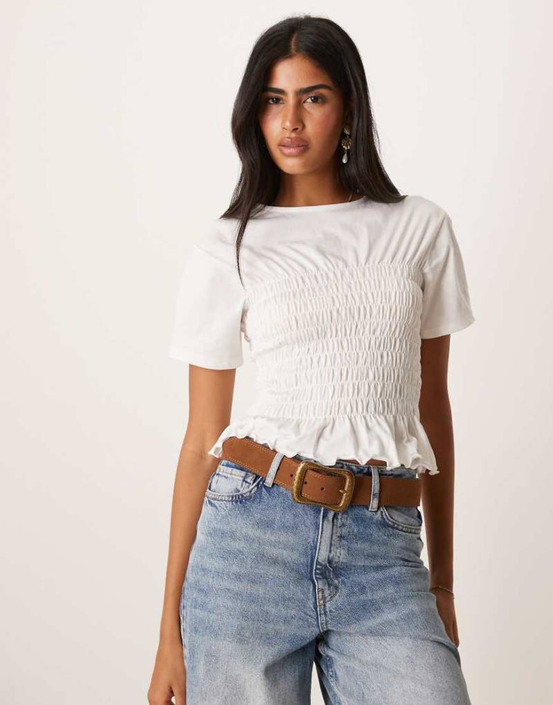 ASOS DESIGN - Figurbetontes T-Shirt aus Baumwolle in Elfenbeinweiß mit gesmokter Taillenpartie von ASOS DESIGN