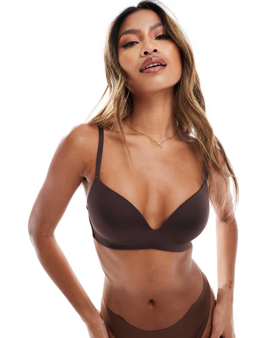 ASOS DESIGN - Figurformender Push-up-BH in Braun ohne Bügel ASOS DESIGN - Figurformender Push-up-BH in Braun ohne Bügel von ASOS DESIGN