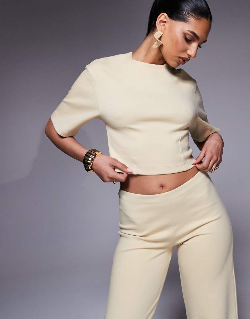 ASOS DESIGN - Figurformendes T-Shirt aus Interlock in Zitronengelb mit halblangen Ärmeln von ASOS DESIGN