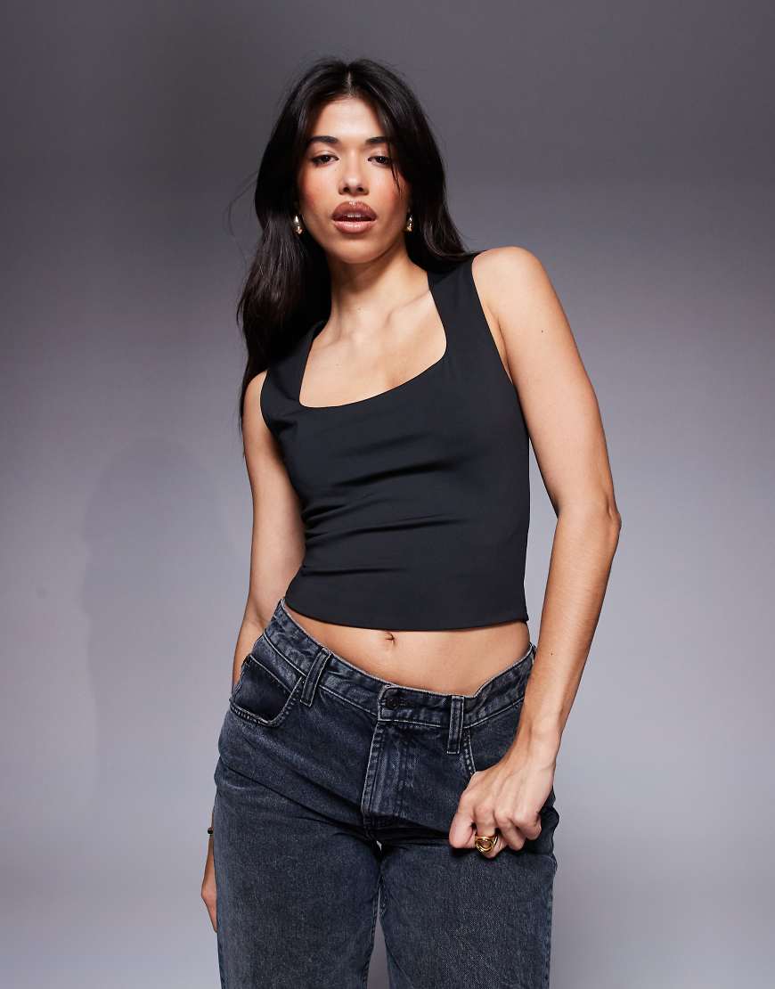 ASOS DESIGN - Figurformendes Trägertop in Schwarz mit breiten Trägern von ASOS DESIGN